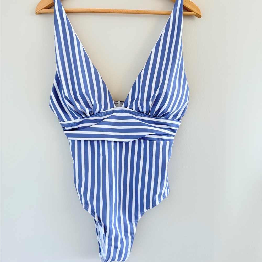 NWOT Women’s‎ Large One Piece Coastal Nautical Resort Beach Striped Swimsuit